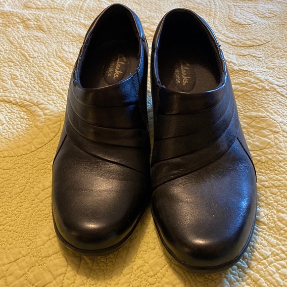 Clarks Shoes - Clarks black leather shoes size 9 excellent condition 2” heals